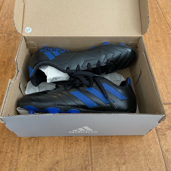 Adidas Youth Soccer cleats - Picture 5 of 8